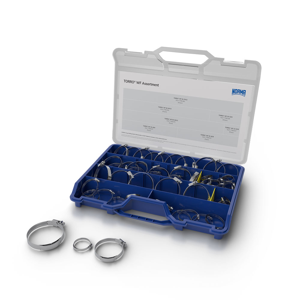 TORRO® WF Sortiment von hochwertigen Edelstahlschlauchschellen im praktischen Kunststoffkoffer, ideal für diverse Anwendungen. TORRO® WF Schlauchschellen-Sortiment in einem geöffneten blauen Kunststoffkoffer mit transparentem Deckel, gefüllt mit verschiedenen Größen von Edelstahlschlauchschellen. Drei einzelne Schellen liegen vor dem Koffer.