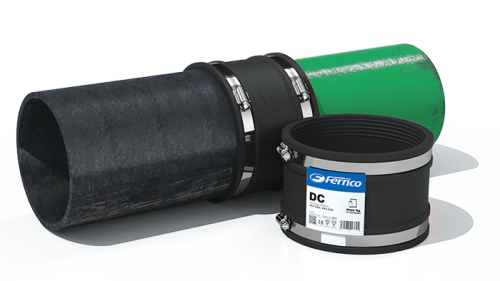 Flexibler Fernco DC Rohrverbinder und Rohrkupplung aus schwarzem Gummi mit Edelstahlklemmen, abgebildet in Verbindung mit einem Rohr und als loses Produkt zum sicheren Rohre verbinden.