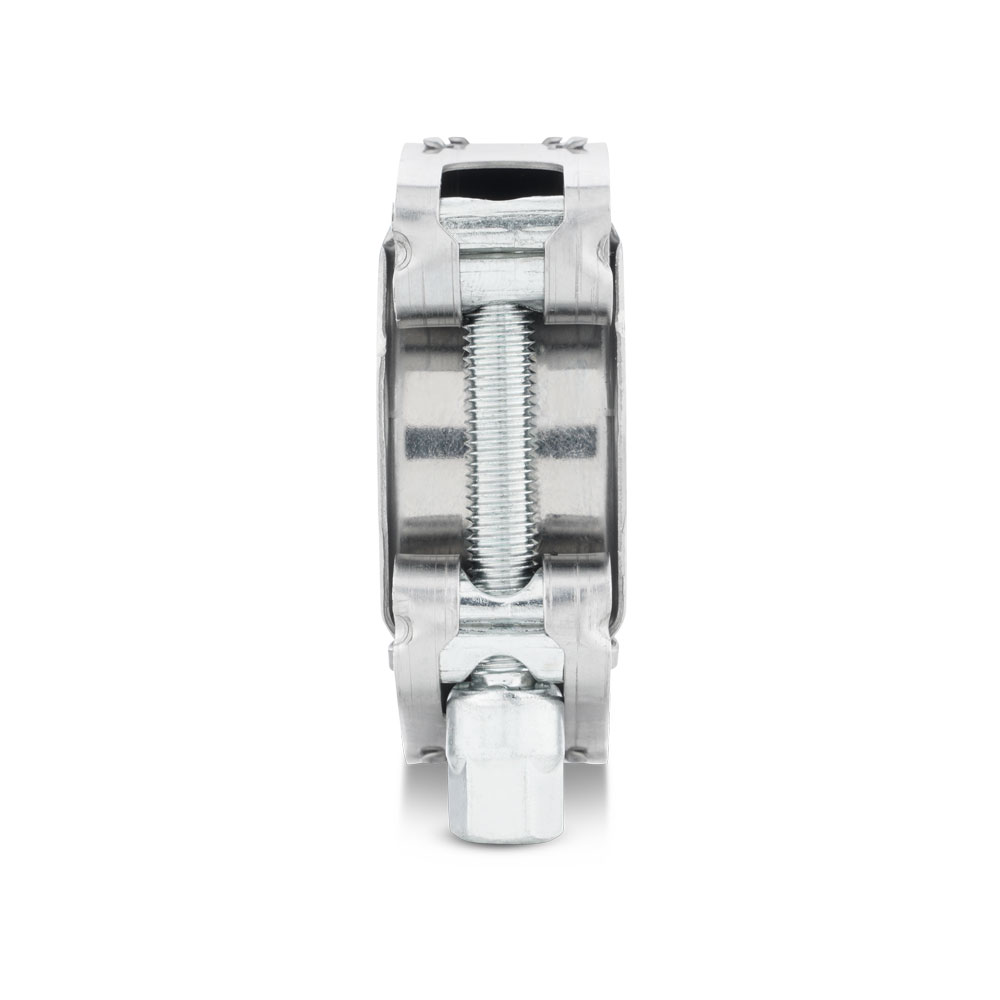 NORMA Gelenkbolzenschelle GBS M 20mm breit – Hochwertige Metallklemme für sichere und langlebige Verbindungen. NORMA Gelenkbolzenschelle GBS M, 20mm breit. Seitenansicht einer robusten metallischen Klemme mit sichtbarem Schraub- und Mutternmechanismus auf weißem Hintergrund.