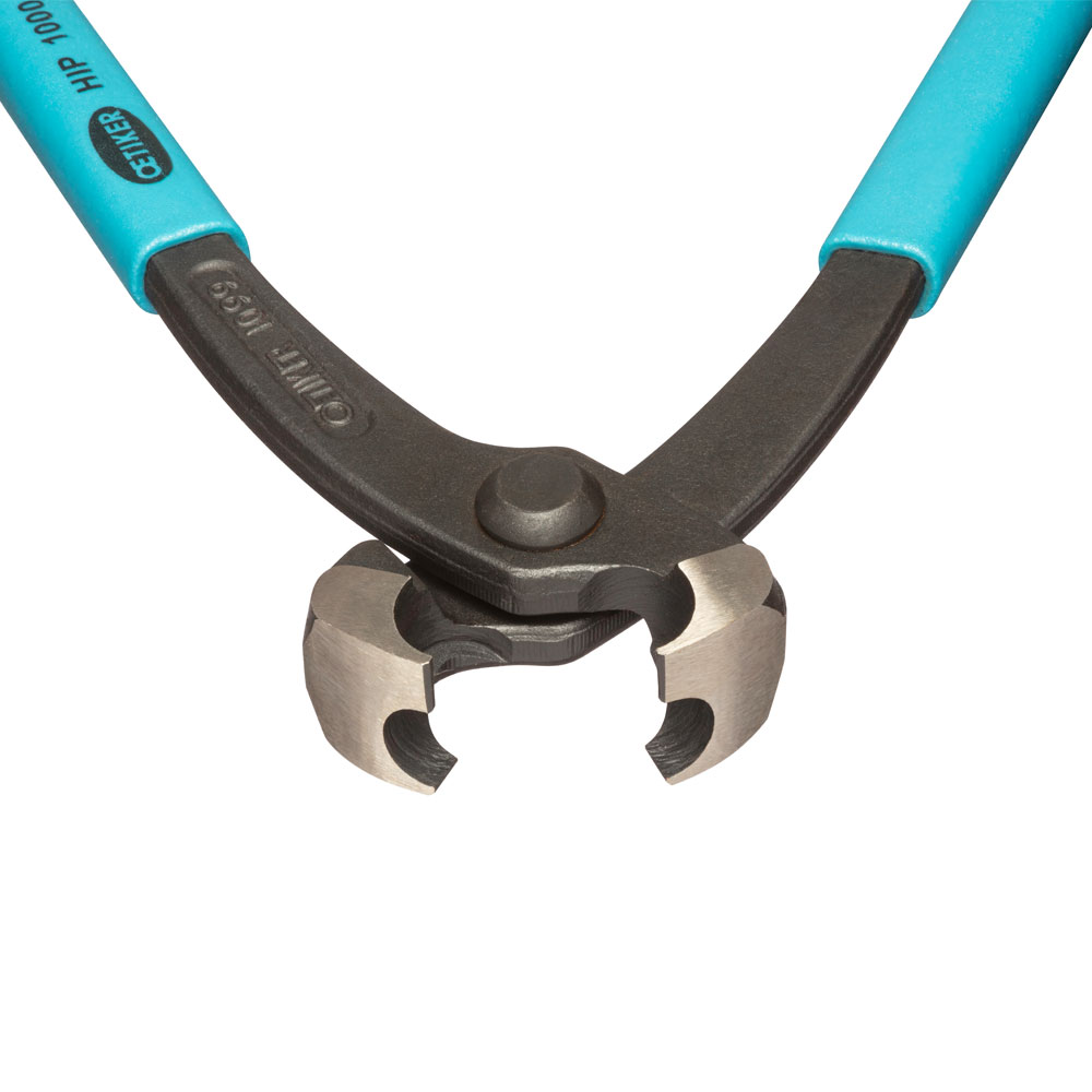 OETIKER HIP 1000 / 446 Klemmzange – Das Spezialwerkzeug zur Montage von Ohrklemmen. OETIKER HIP 1000 / 446 Handzange und Klemmzange für Ohrklemmen, Nahaufnahme der geöffneten, geschliffenen Backen mit blauen Griffen auf weißem Hintergrund.