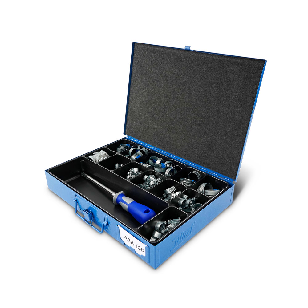 ABA 135 Schlauchschellen-Sortiment im Metallkasten mit Schraubendreher. Offener blauer Metallkasten mit einem Sortiment an Schlauchschellen in verschiedenen Größen und einem Schraubendreher mit blauem Griff. Der Kasten trägt die Aufschrift ABA 135.