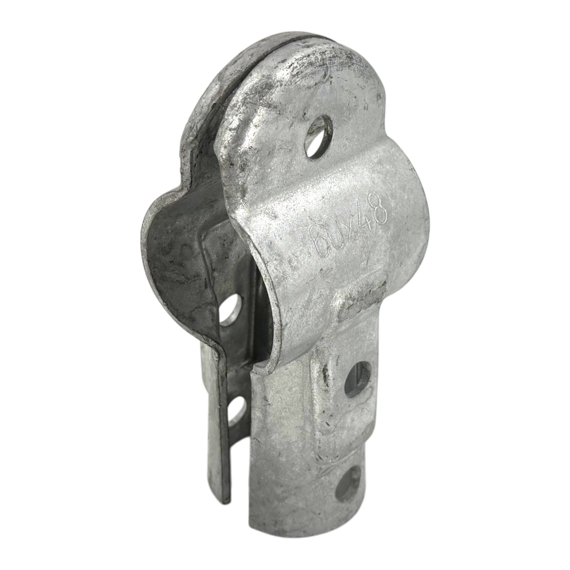 Detailaufnahme einer feuerverzinkten T-Schelle, Typ 020, 60x48 mm. Die geteilte Rohrschelle aus robustem, silbergrauem Metall besitzt zwei Schraubenöffnungen und ist zur stabilen Verbindung von Rohren konzipiert. Die Oberfläche zeigt typische Strukturen d