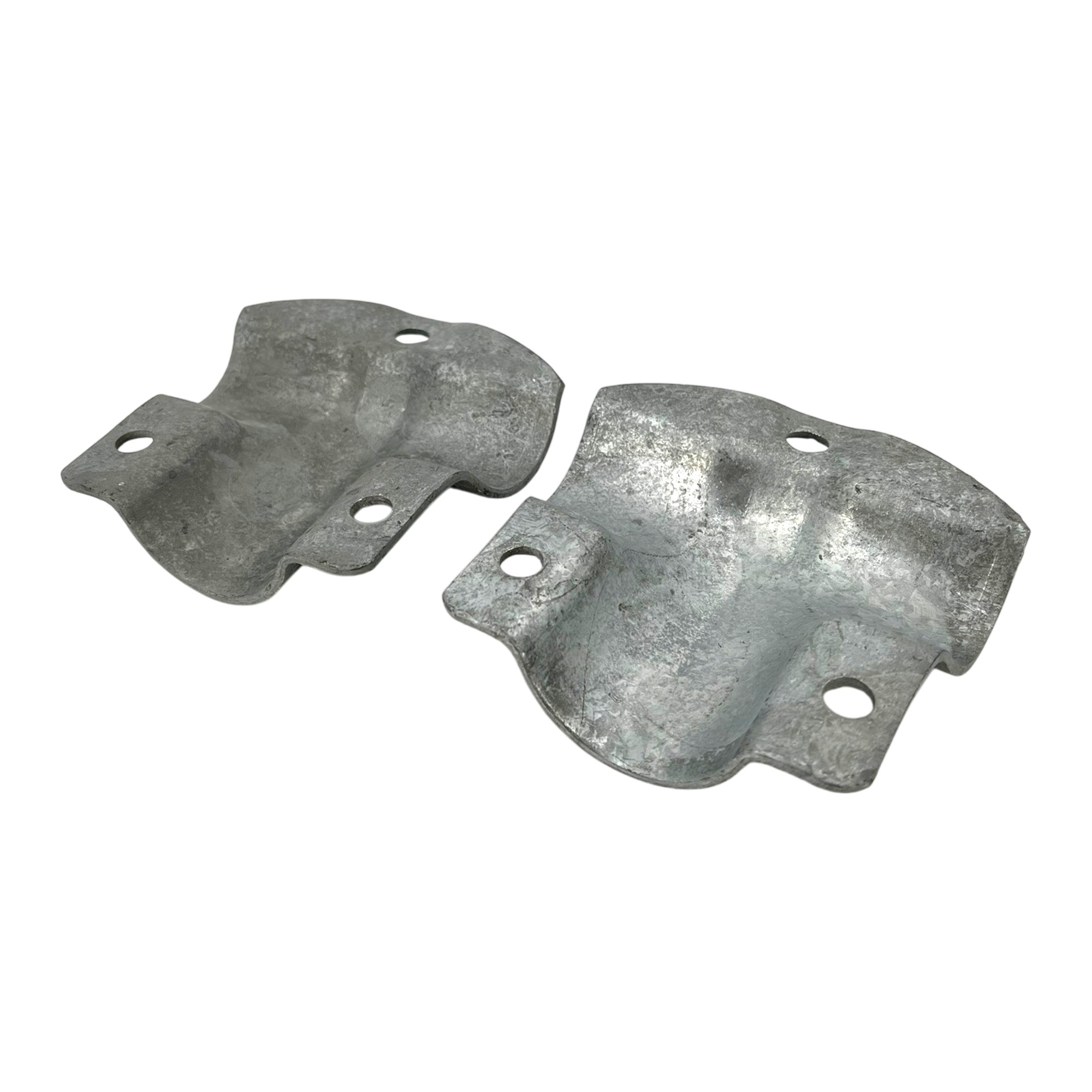 T-Schelle, 3 Schrauben, geteilt (Typ 040), feuerverzinkt. Das Bild zeigt zwei separate, silbrig-graue Metallhälften mit jeweils drei Schraubenlöchern, bereit zur Montage von Rohren oder Stangen.