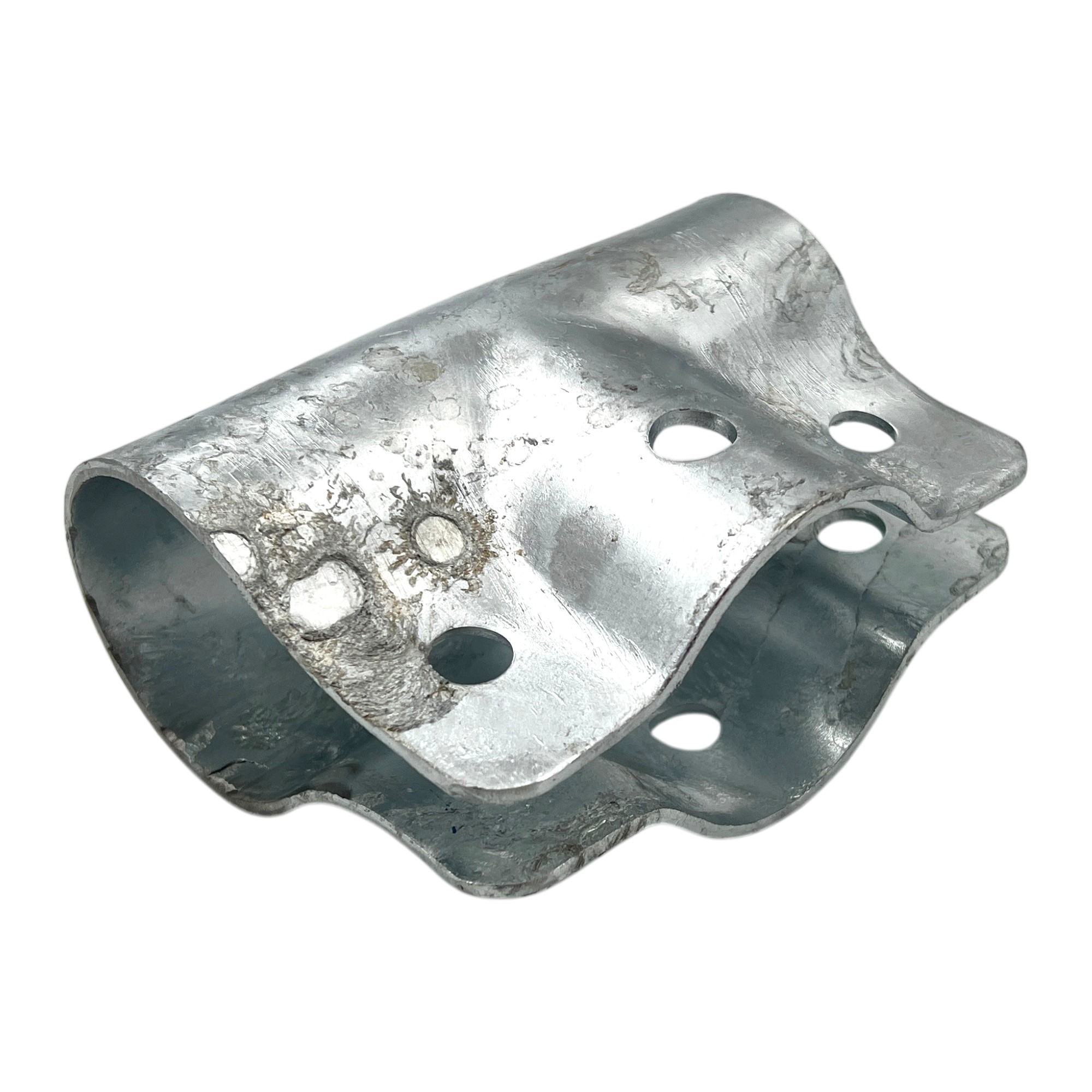 Produktbild der T-Schelle geschlossen (Typ 140), feuerverzinkt. Die robuste, silberfarbene Metallschelle zeigt eine U-förmige, gewellte Struktur mit mehreren Befestigungslöchern. Die Oberfläche weist die charakteristische Textur einer Feuerverzinkung auf.