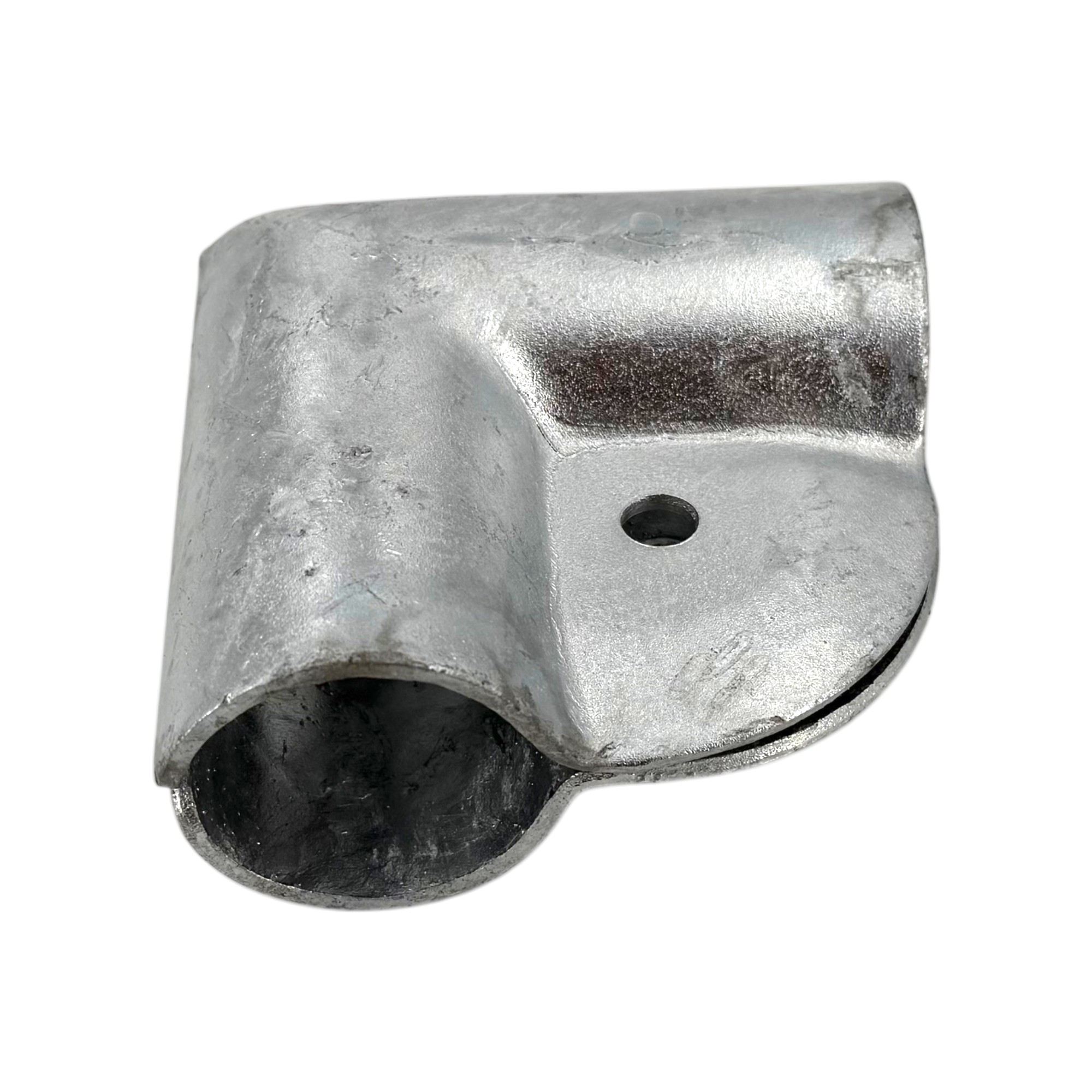 Winkelschelle 90°, geteilt (Typ 060) aus feuerverzinktem Metall, mit rauer, silberner Oberfläche und einem runden Befestigungsloch.