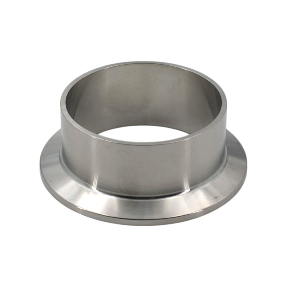 Kurzer Flanschstutzen KK DIN 32676, Tri-Clamp: Robuste Edelstahlkupplung für hygienische Rohrleitungen nach Industriestandard. Kurzer Flanschstutzen KK DIN 32676, Tri-Clamp aus poliertem Edelstahl, zylindrisch mit breiterem Flansch am unteren Ende, vor weißem Hintergrund.