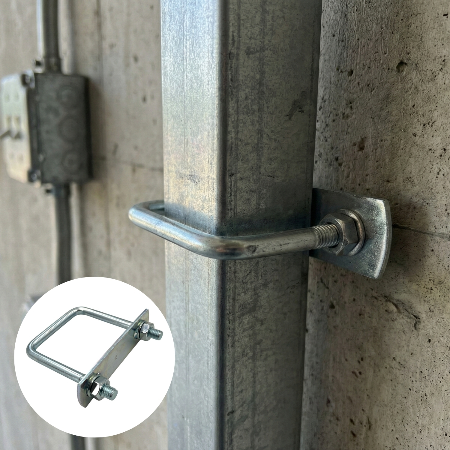 Quadratrohrbügel / Rechteckbügel DIN 3575 aus verzinktem Metall befestigt ein Vierkantrohr an einer Betonwand. Im Vordergrund zeigt ein runder Ausschnitt den unmontierten Bügel mit Befestigungsplatte und Muttern vor weißem Hintergrund.