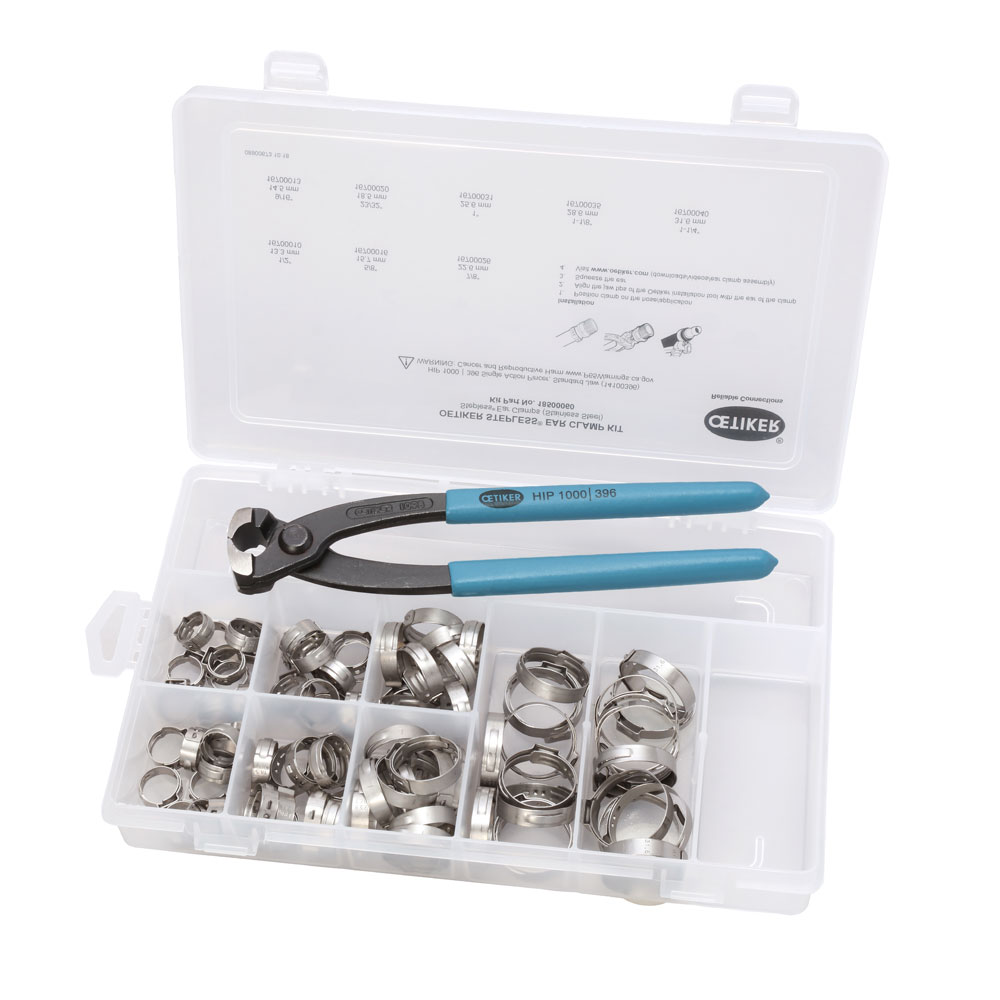 OETIKER® Stufenlose Ohrklemmen Sortiment inkl. Zange (81-teilig), Edelstahl – Für sichere und stufenlose Schlauchverbindungen. Ein offenes OETIKER® Stufenlose Ohrklemmen Sortiment (81-teilig) aus Edelstahl in einer transparenten Kunststoffbox, inklusive einer schwarzen Klemmzange mit blauen Griffen. Die Box enthält Ohrklemmen in verschiedenen Größen, übersichtlich in Fächern ange