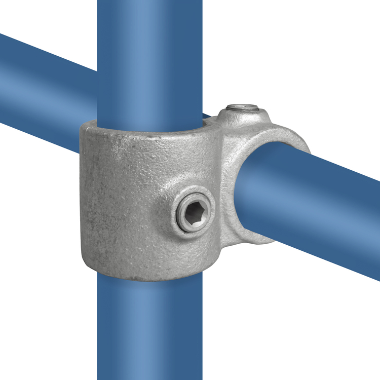 Nahaufnahme eines silberfarbenen Rohrverbinders, Kreuzstück 90° vom Typ 28V, das zwei blaue Rohre in einem 90-Grad-Winkel verbindet. Das robuste Metallfitting ist für die Kombination von zwei Rohren unterschiedlicher Durchmesser konzipiert und zeigt sicht