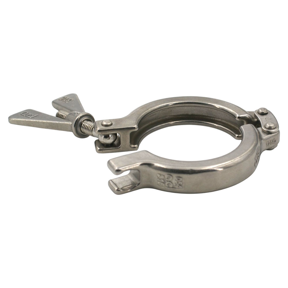 Tri-Clamp AC Klammer SH mit Flügelmutter aus Edelstahl für sichere und hygienische Rohrverbindungen. Tri-Clamp AC Klammer SH aus glänzendem Edelstahl mit Flügelmutter, auf weißem Hintergrund seitlich geöffnet dargestellt.