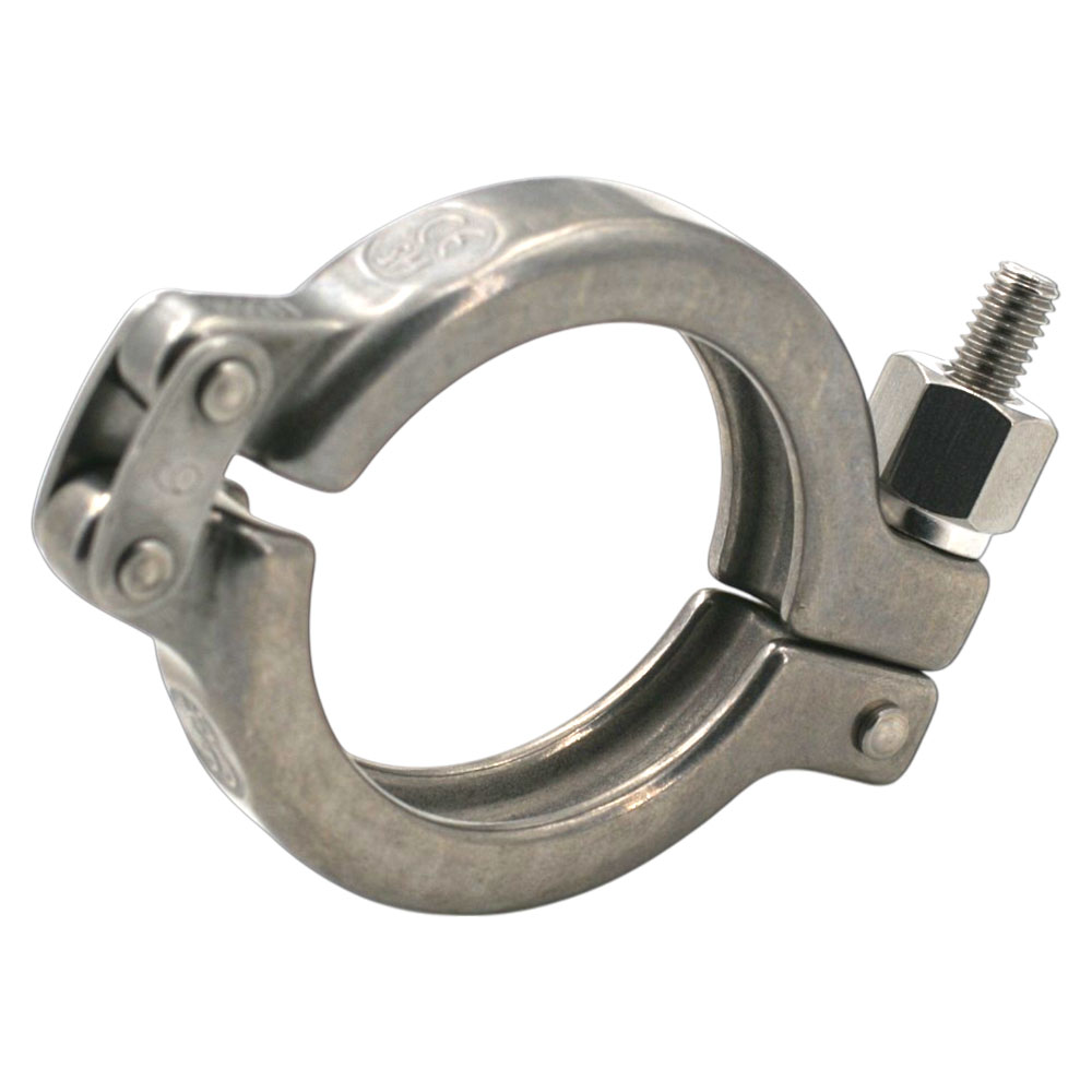 Tri-Clamp AC Klammer SH mit Sechskantmutter für sichere und hygienische Rohrverbindungen. Tri-Clamp AC Klammer SH aus glänzendem Metall mit Scharnier und Sechskantmutter auf weißem Hintergrund.