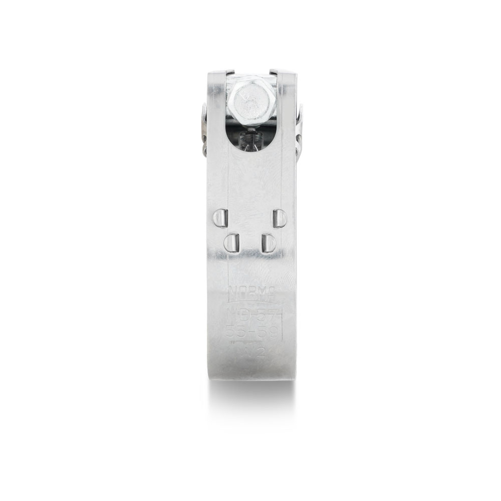 Produktdetail der NORMA Gelenkbolzenschelle GBS M, 20mm breit, für stabile und sichere Befestigungen. NORMA Gelenkbolzenschelle GBS M 20mm breit, aus glänzendem Metall, mit sichtbarem Bolzenverschluss, vor weißem Hintergrund.
