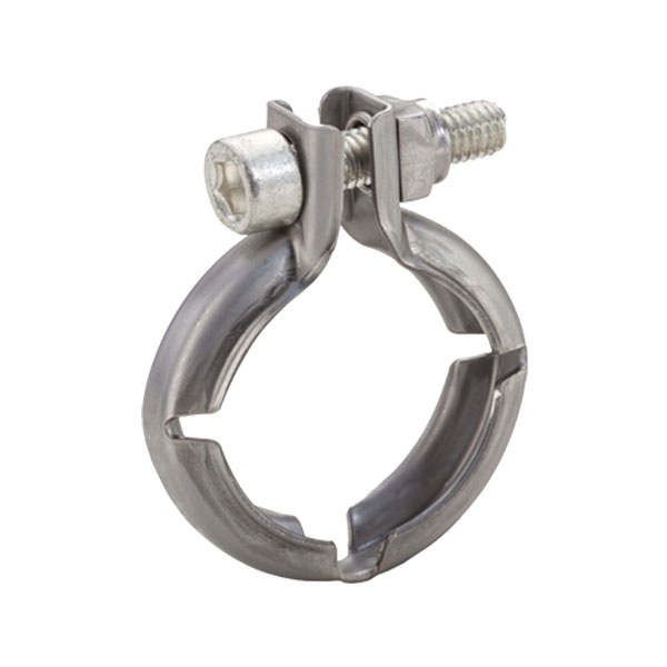 NORMACONNECT VPP V-Band Schelle – Robuste Befestigung aus Edelstahl. Detailansicht einer silbernen NORMACONNECT VPP V-Band Schelle aus Edelstahl mit Schraubverschluss auf weißem Hintergrund.