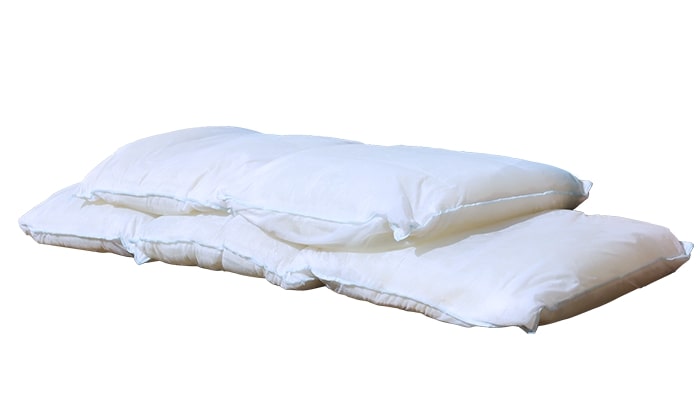 Drei gestapelte, weiße Fernco FLOODbags, die als moderne Sandsäcke für den Hochwasserschutz dienen.