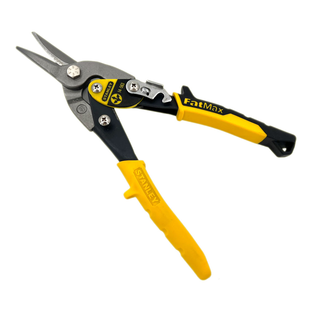 Blechschere Stanley FatMax: Präzises Schneidwerkzeug mit Komfortgriffen. Eine Stanley FatMax Blechschere mit robusten, ergonomischen gelb-schwarzen Griffen und scharfen silbernen Schneiden, bereit zum Schneiden von Metall.