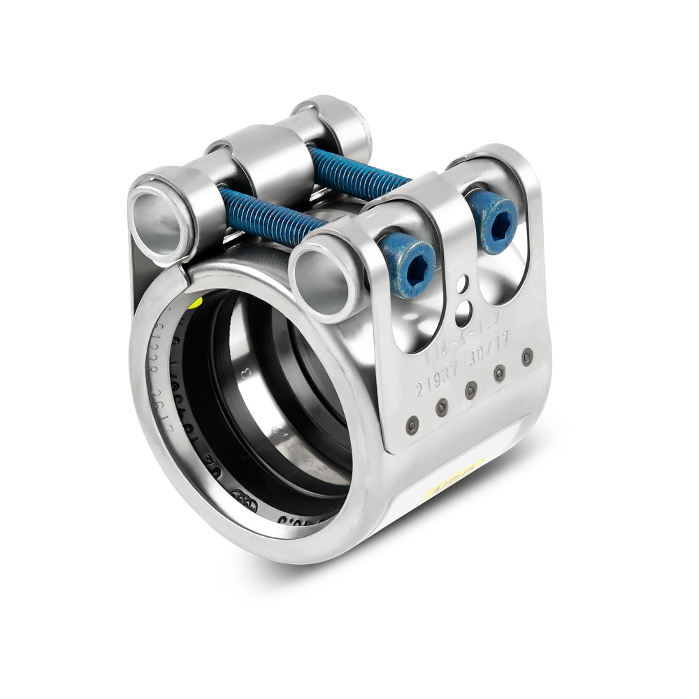 NORMACONNECT FLEX Rohrkupplung mit EPDM- oder NBR-Dichtung – robuste, silberne Metallkupplung mit blauen Befestigungsschrauben für sichere Rohrverbindungen. NORMACONNECT FLEX Rohrkupplung aus silbernem Metall mit blauen Schrauben und schwarzer EPDM- oder NBR-Dichtung, in schräger Ansicht vor weißem Hintergrund.