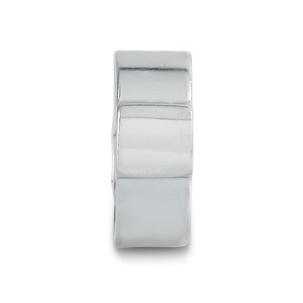 2-Ohrklemme, Ohrschelle aus glänzendem Silbermetall Silberne 2-Ohrklemme, Ohrschelle in seitlicher Ansicht, glänzendes Metall mit mittiger Vertiefung.