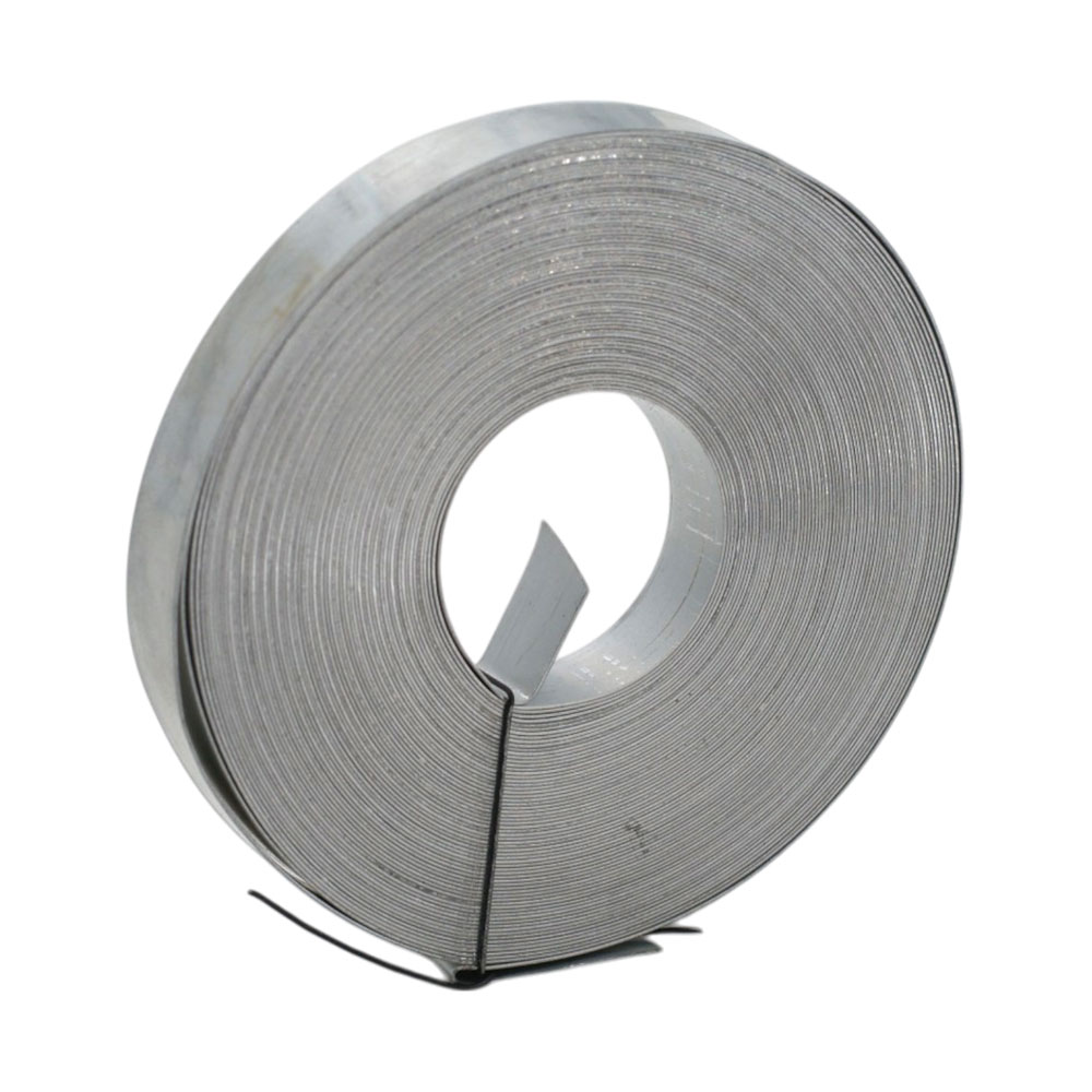 Produktbild der Bandrolle 9x0,3 mm, 10 Meter: Detailansicht des glänzenden, sauber aufgerollten Metallbandes. Bandrolle 9x0,3 mm, 10 Meter: Eine eng aufgewickelte Rolle aus silbernem Metallband auf weißem Hintergrund.