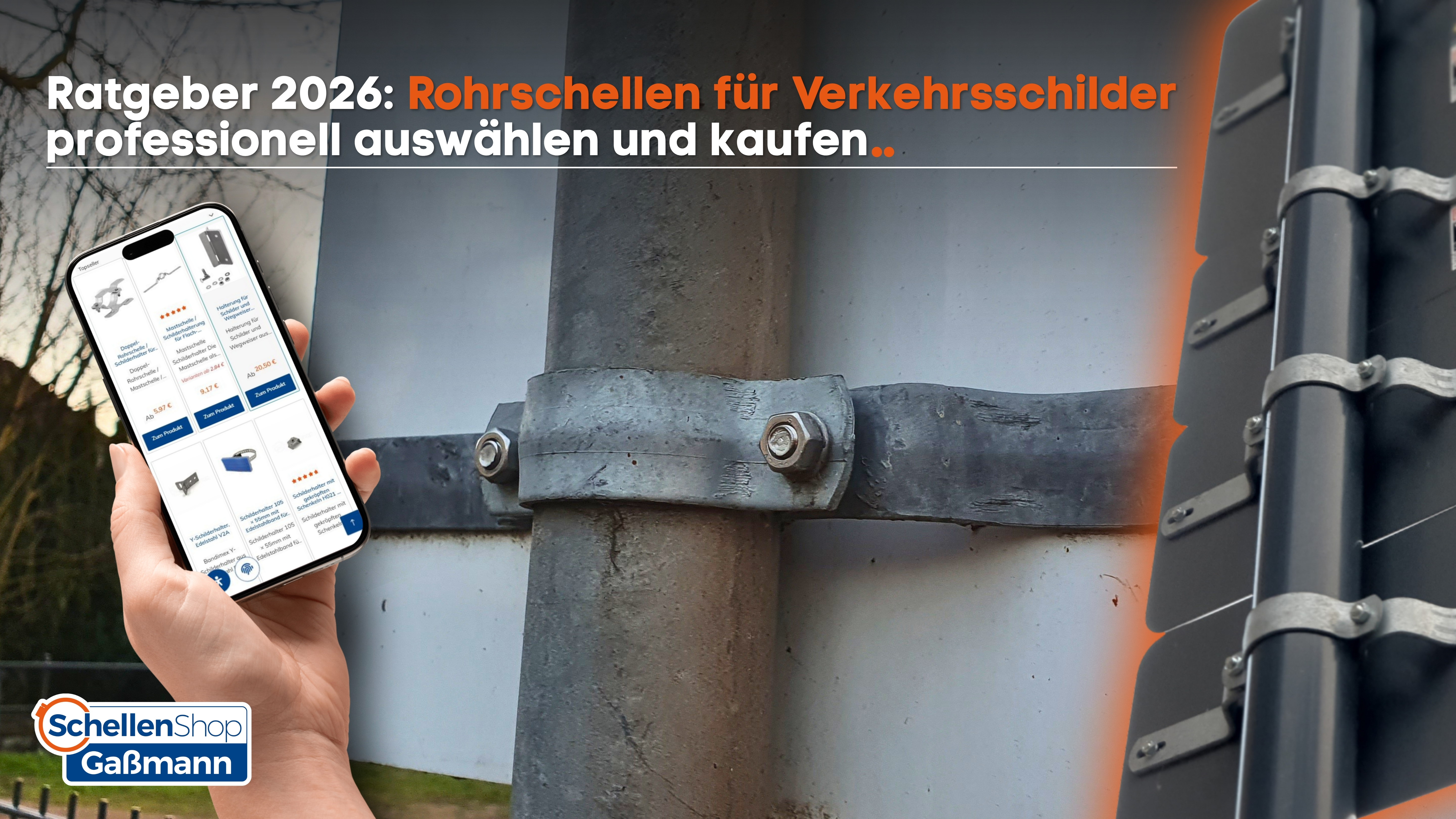 Eine Hand hält ein Smartphone, das den SchellenShop Gaßmann Online-Shop mit verschiedenen Rohrschellen und Schildhaltern zeigt. Im Hintergrund sind Rohrschellen an einem Mast zu sehen, die ein Verkehrsschild befestigen. Der Text auf dem Bild lautet "Ratge