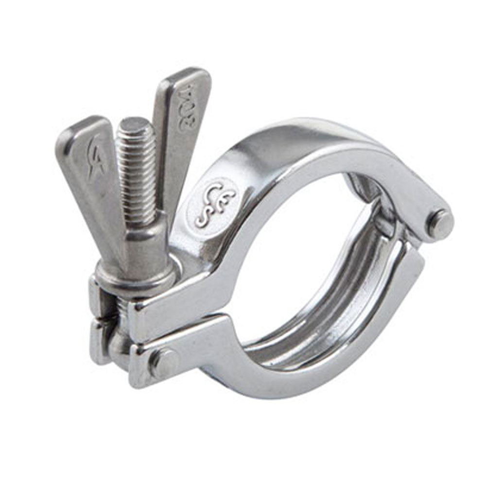 AC-Klammer Typ S mit Flügelmutter, gegossen, aus glänzendem Edelstahl 304, Detailansicht auf weißem Hintergrund. Die zweiteilige, scharnierte Klemmverbindung ist mit einer Flügelmutter und einer Schraube gesichert.